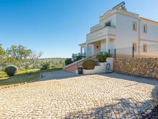 Spacious holiday home with swimming pool in the village of Albufeira