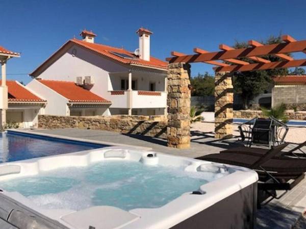 Modern Holiday Home in Lisbon with private Pool & Jacuzzi!