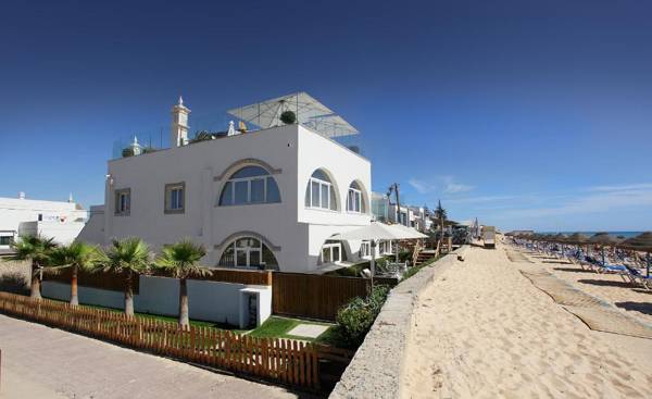 Golden Beach Guest House & Rooftop Bar