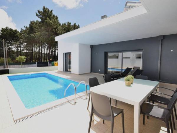 Modern villa with private pool near the beautiful beach of Foz de Arelho