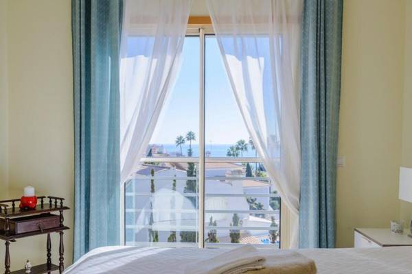 Sea view Apartment with sunbathing Terrace & Pools