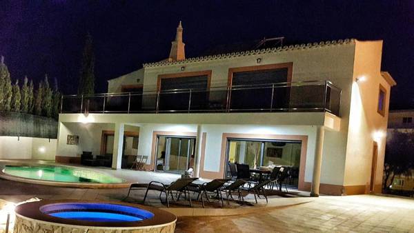 Villa Margaridaheatable poolJacuzzi near beach!