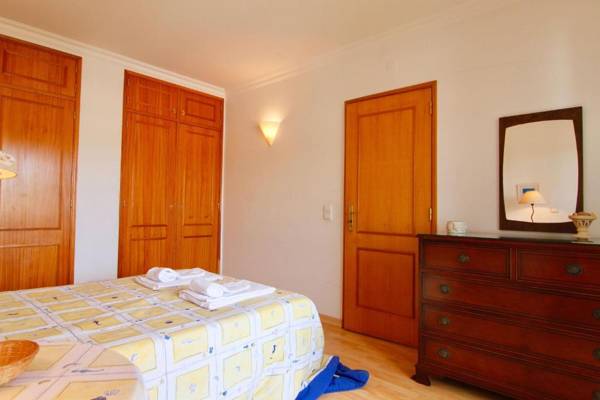 LovelyStay - Alto dos Caliços 2BR House with Garden