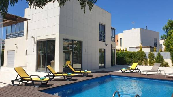 Luxury city Villa Olivia 10 - 15 min to the Beach Oura private swimming pool