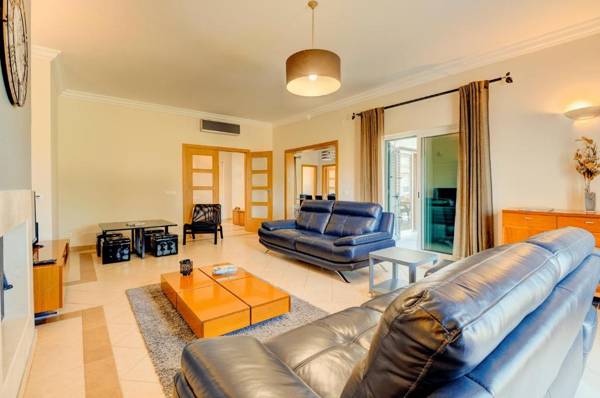Villa Albufeira Golf Dois Superb V5 sleeps 12 Short Walk to Albufeira Centre