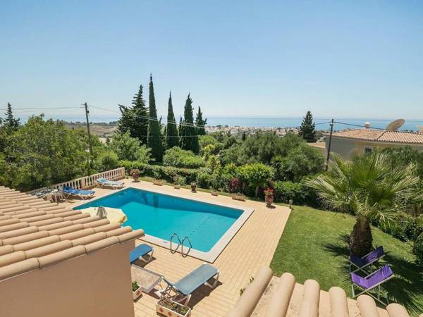 Nice holiday in the Algarve with private pool and sea view in Albufeira