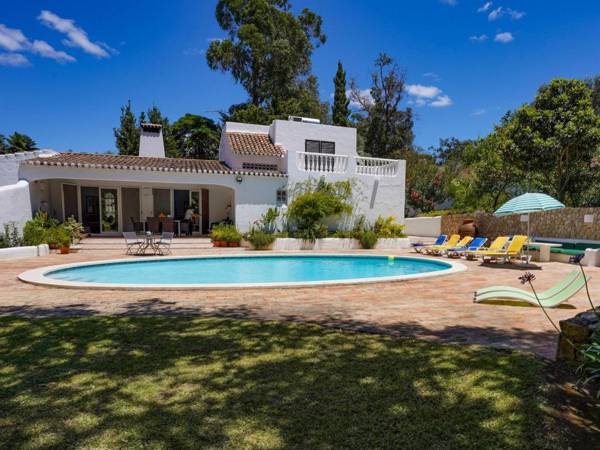 Roofed Villa in Albufeira with Private Swimming Pool