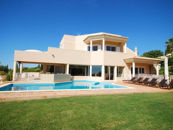 Lavish Villa in Albufeira with Private Swimming Pool