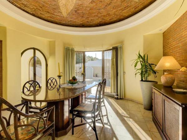 Casa Vilamoura is a great 5 bedroom villa with AC and private pool within easy distance of all or Vi