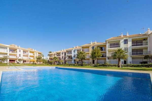 2 Bed Apartment Quarteira 10 Min walk to Vilamoura