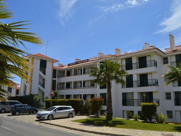 Spacious Apartment in Quarteira with Swimming Pool