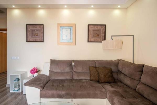 America Apartment by HR Madeira
