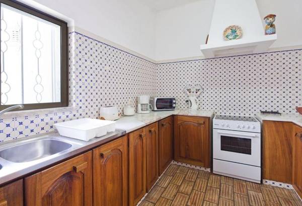 2 bedroom villa in Carvoeiro with heated pool walking distance to resort and beach