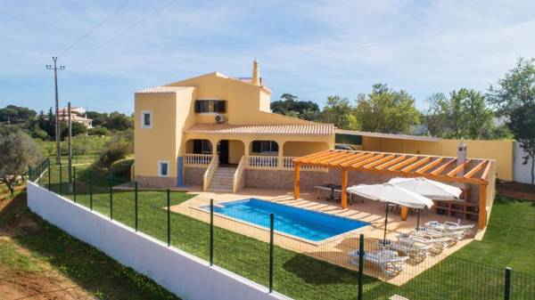 Casa Lombos Nova - wonderful new house with private pool AC and pool table