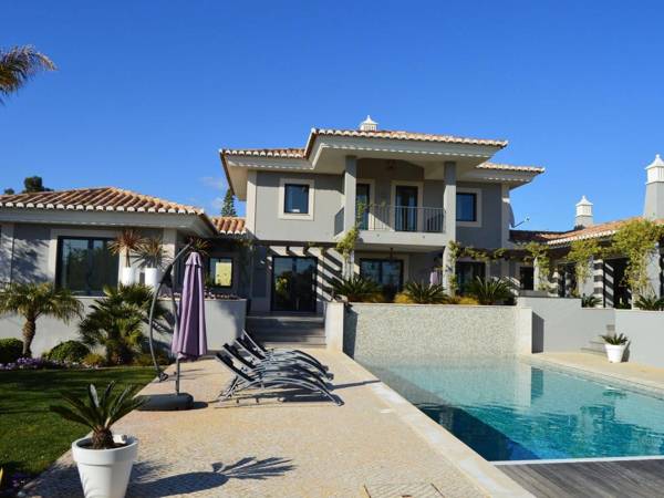 A modern highly luxurious 4-bedroom villa with swimming pool near Carvoeiro