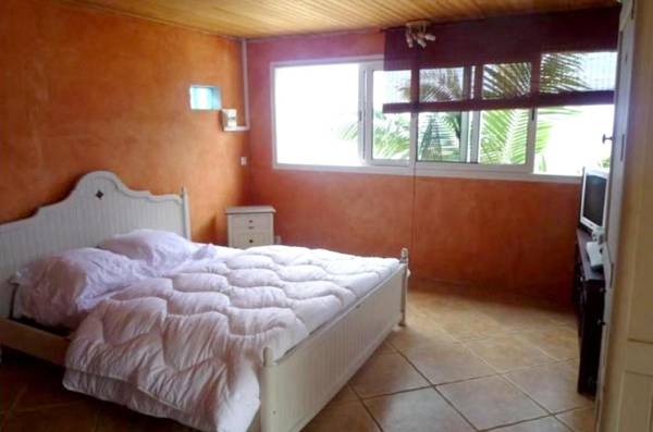 Bungalow d'une chambre avec vue sur la mer jardin clos et wifi a Saint Leu a 2 km de la plage