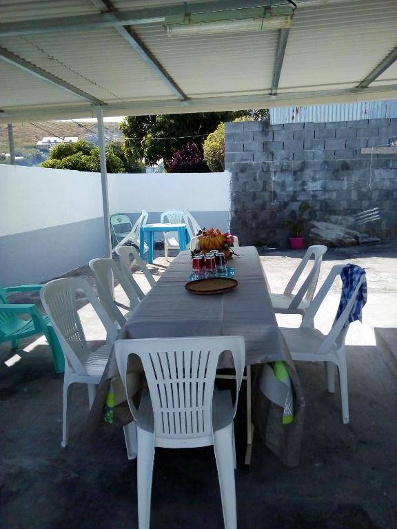 Maison de 2 chambres a Saint Gilles les Bains a 500 m de la plage avec terrasse amenagee et wifi