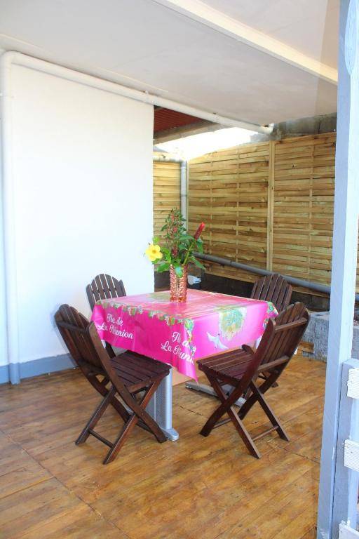 Maison d'une chambre avec vue sur la mer jardin amenage et wifi a Petite Ile a 2 km de la plage