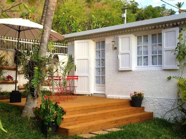 Studio at Boucan Canot 300 m away from the beach with enclosed garden and wifi
