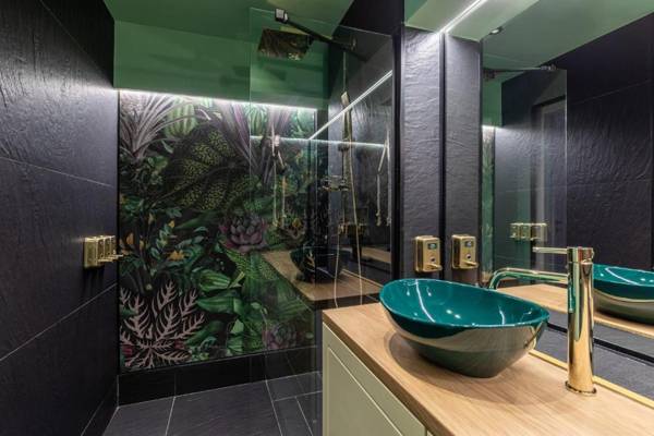 HOLT - All Hemingway's Loves