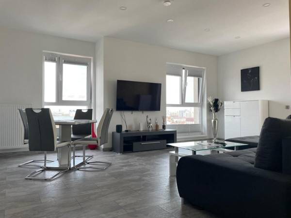 Lakeview 2 Room Penthouse Rooftop Terrace W15