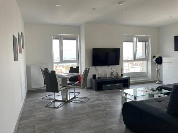 Lakeview 2 Room Penthouse Rooftop Terrace W15