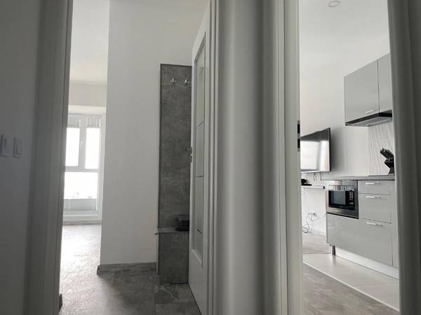 Cozy 2-Room Penthouse Lakeview W14