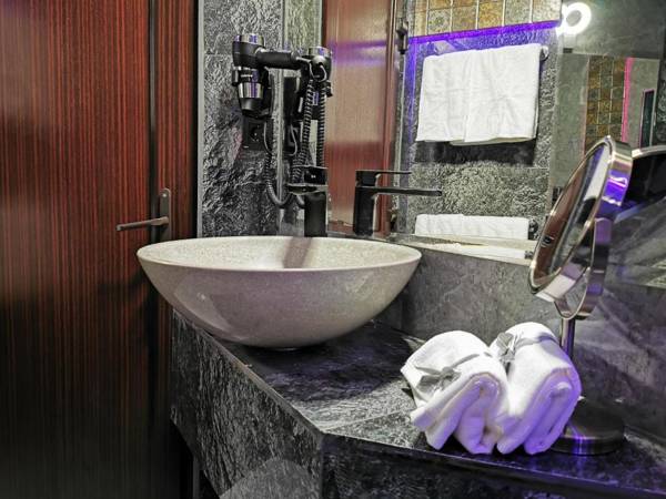 Crystal Central Apartment