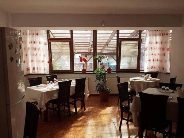 Hotel Roxy & Maryo- Restaurant -Terasa- Loc de joaca pentru copii -Parcare gratuita