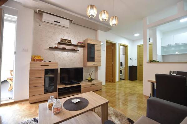 Apartment Sinisa with Garage