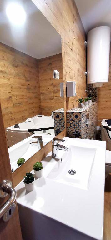 Canti jacuzzi apartments