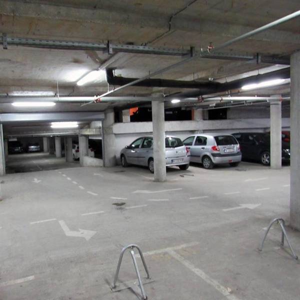 Designer Apartment in heart of city - River view ! Park for free