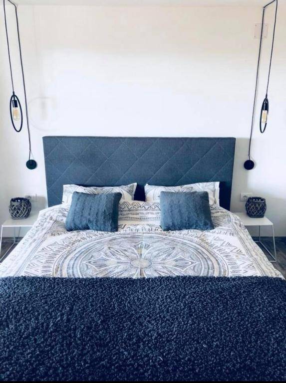 Magnolia by Radovanovic