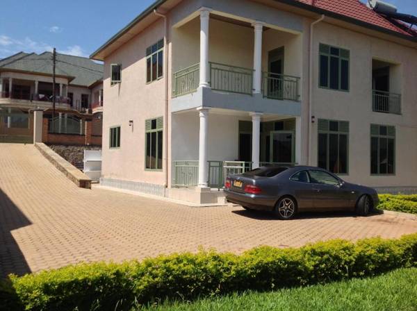 Room in House - Spacious double room muhazi MyPlace