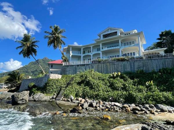 VallonEnd Beachfront villa with excellent view