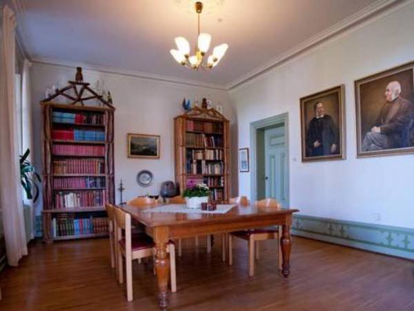 Hellidens Slott och Vandrarhem
