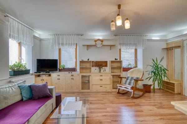 Farm House Blackberry - Happy Rentals