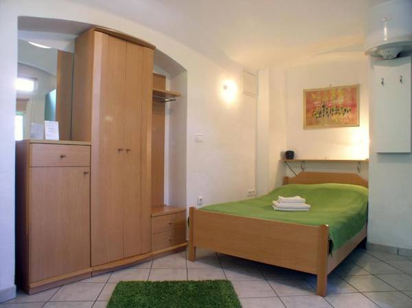 Tiny central studio apartment Tour As