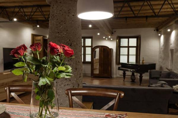 River and Castle View Apartment Rose