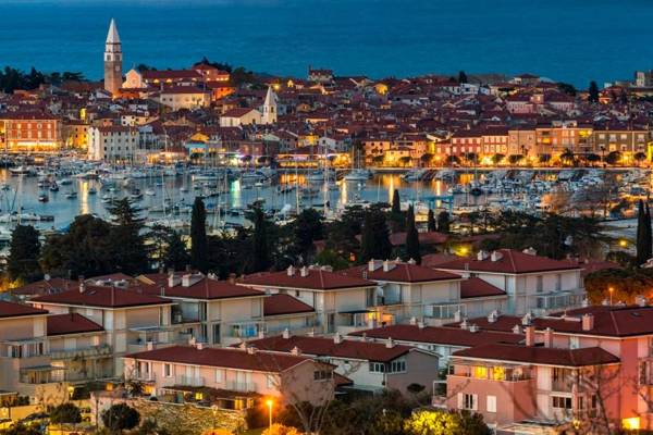 Apartments Artemus Karliva