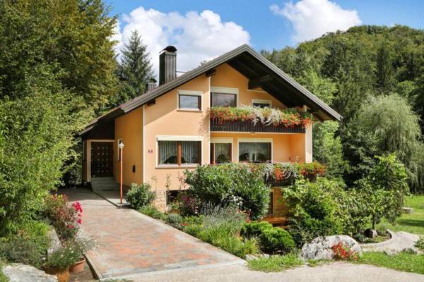 House Mavko Near Lake Cerknica