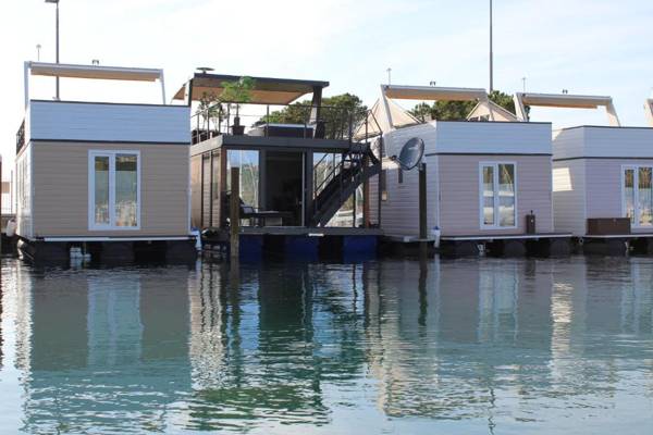 Floating house BRAVIA