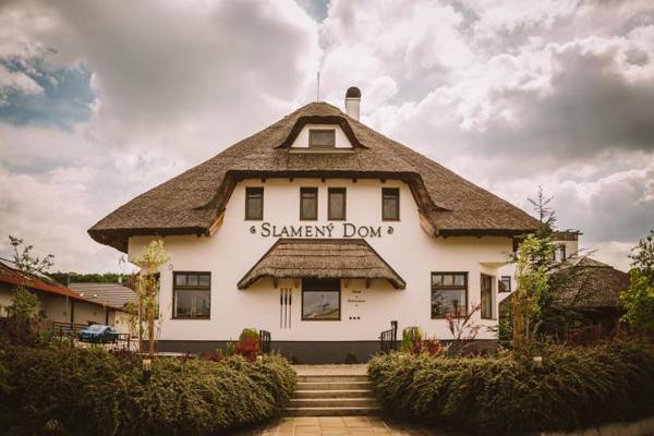 Hotel Slamený dom