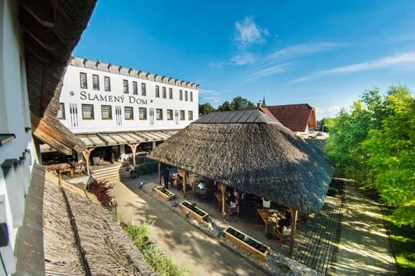 Hotel Slamený dom