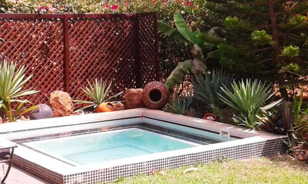 3 bedrooms house with shared pool jacuzzi and enclosed garden at Nianing