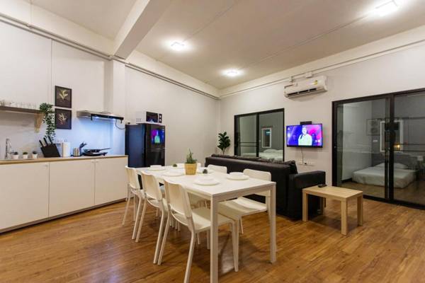 U4 Large 2 bed rooms full kitchen 200m to BTS