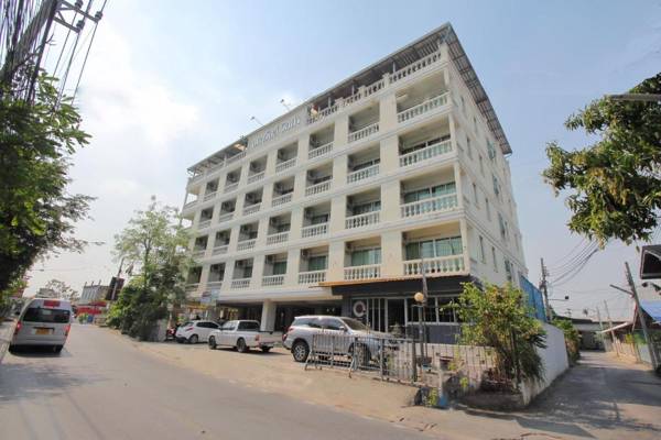 Vaccinated Staff - OYO 498 Ladawan Villa