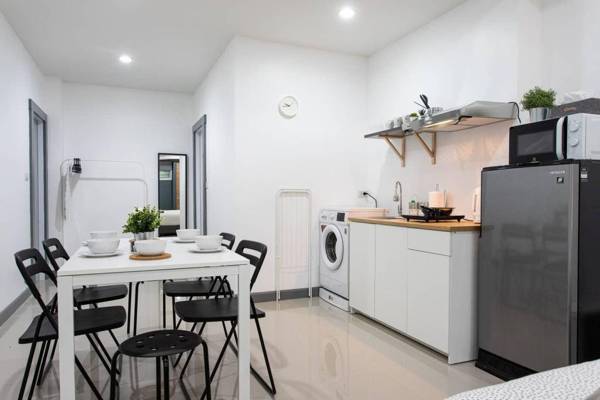 P1 Silom Pan large room full kitchen WIFI 4-6pax