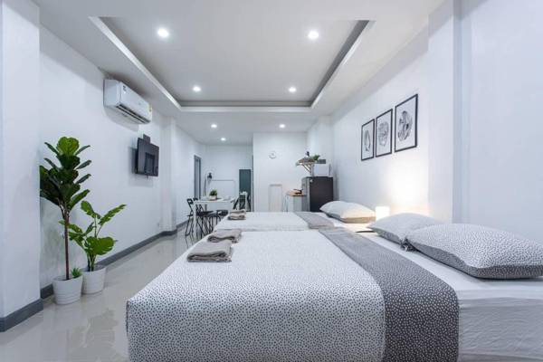 P1 Silom Pan large room full kitchen WIFI 4-6pax