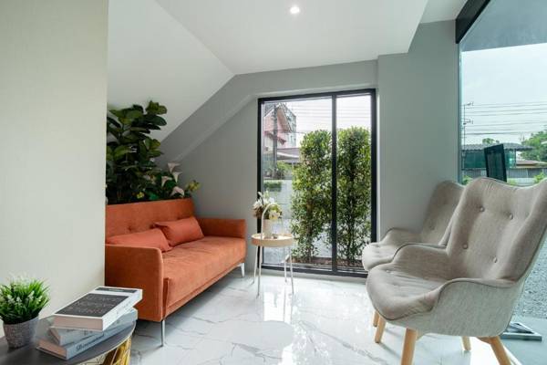 The Riski Hotel @ Bangphlat Station (SHA Certified)